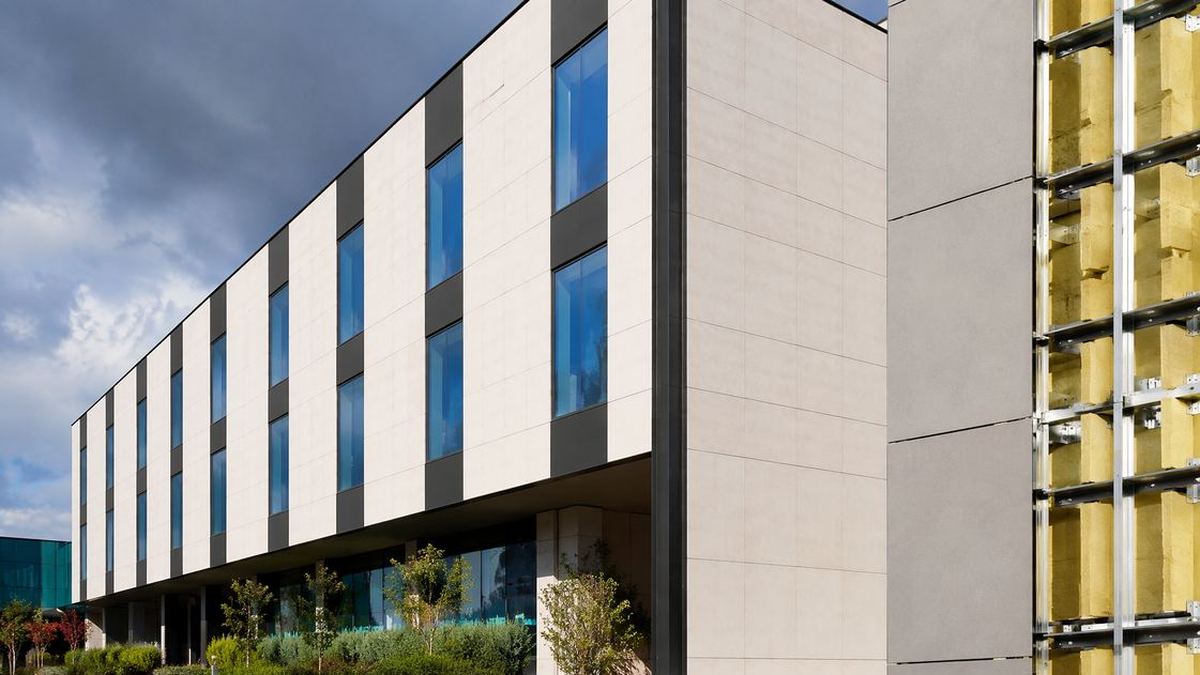 Facciata ventilata in gres porcellanato su edificio moderno, dettaglio architettonico